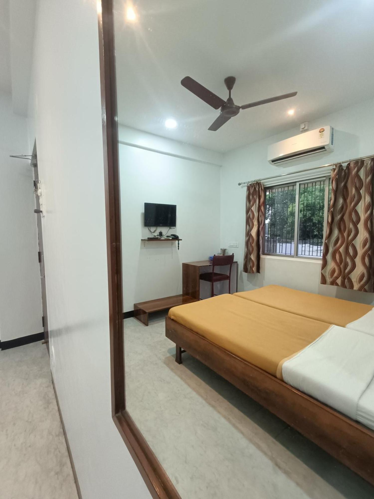Hotel Parth Residency โกลฮาปูร์ ภายนอก รูปภาพ